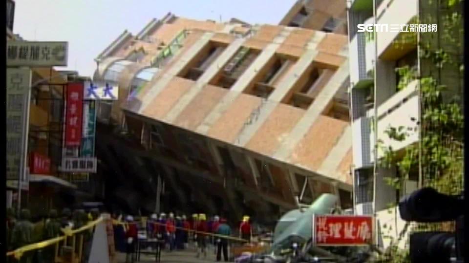 21年前，台中豐原向陽永照大樓遇921大地震慘倒，3樓變1樓，北邊的那棟還直接折斷。（圖／資料照）