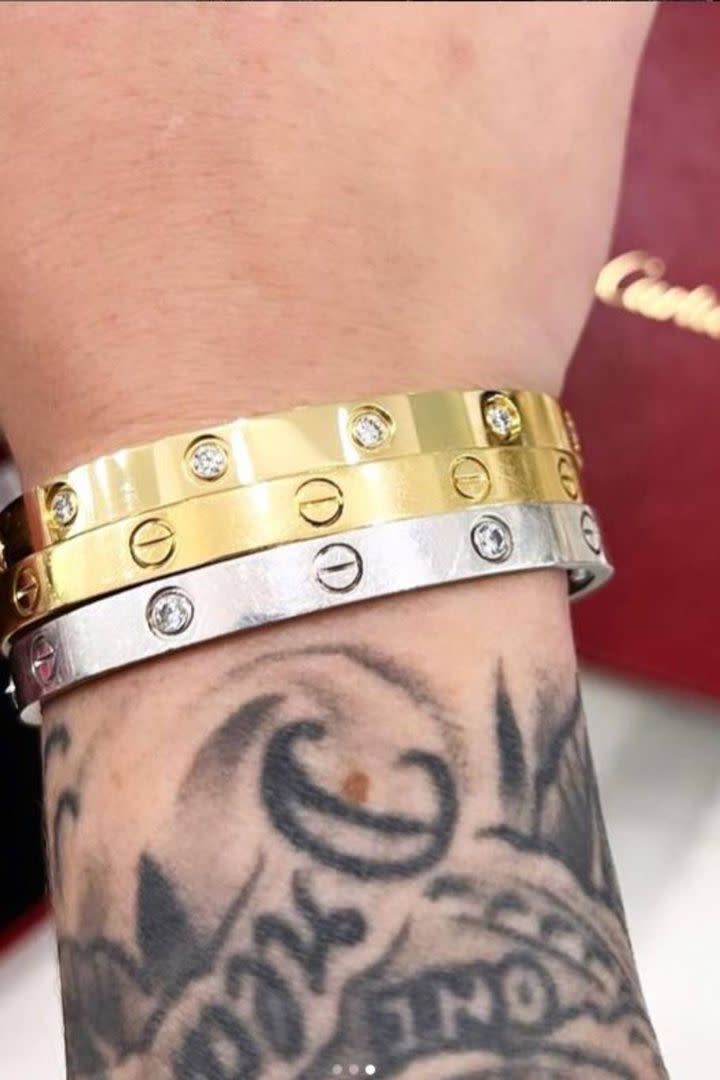 La muñeca de Sofía Clérici exhibe las pulseras de Jean Cartier que podrían ser un regalo de Martín Insaurralde