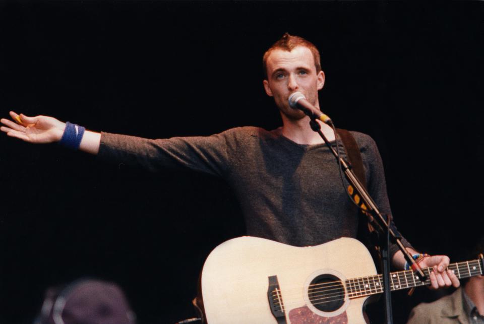 Fran Healy of Travis performs on stage at the Glastonbury Festival in 1999 (Photo by Pete Still/Redferns)