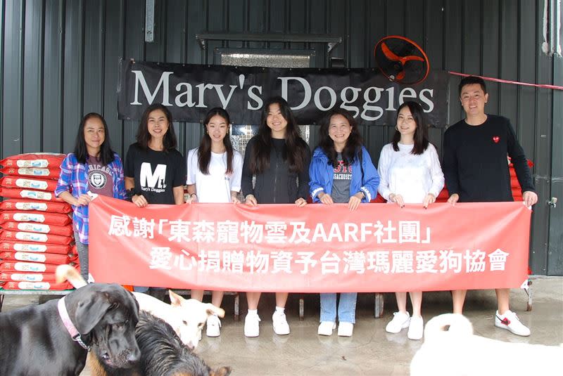 AARF社團這次特別感謝東森寵物雲大力支持捐贈購飼料給台灣瑪莉愛狗協會，進而藉由這次活動與媒體一起推廣認養流浪狗以及捐贈飼料的活動。（圖／AARF社團提供）