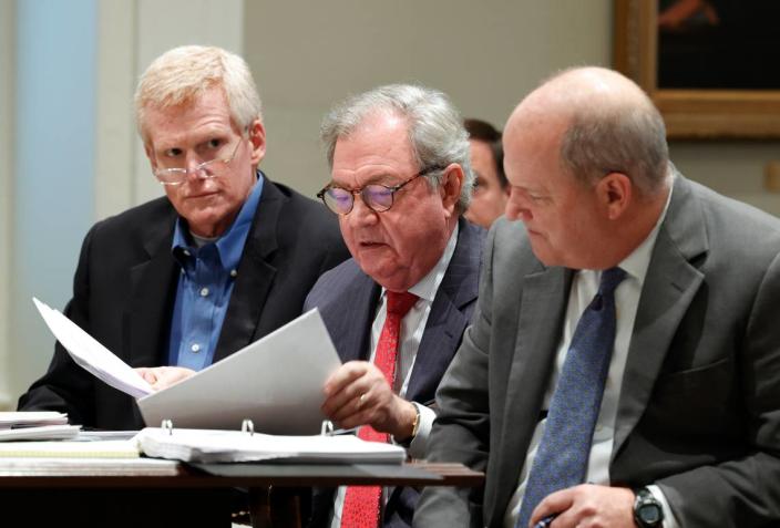 Alex Murdaugh siège au palais de justice du comté de Colleton avec son équipe juridique, dont Dick Harpootlian (au centre) et Jim Griffin (à droite), alors que ses avocats discutent des requêtes devant le juge Clifton Newman lors d'une audience en décembre. 23 février 2023 à Walterboro.