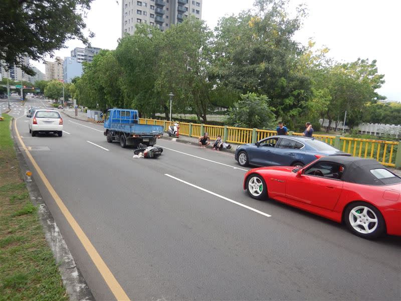 紅色敞篷車被認出是日系神獸跑車，後照鏡被撞毀，但車主霸氣回應：不用賠償。(圖／翻攝畫面)