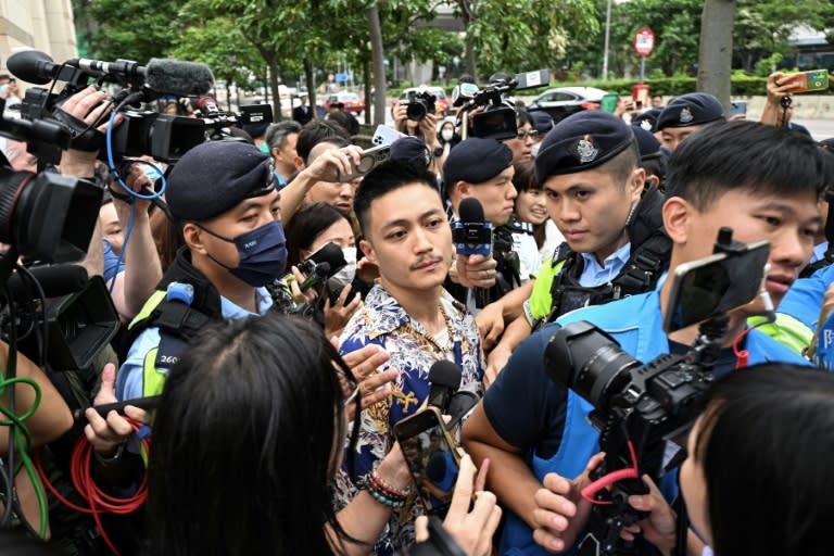 El ex concejal de distrito de Hong Kong, Shun Lee (centro), abandona el tribunal tras ser declarado no culpable de subversión en el mayor juicio contra activistas prodemocracia en esta ciudad semiautónoma china, el 30 de mayo de 2024 (Peter PARKS)