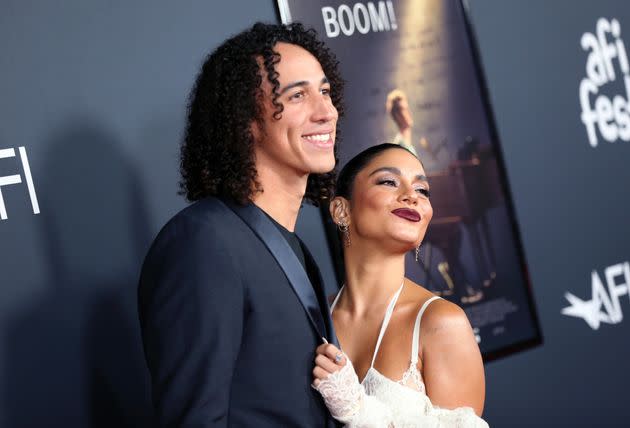 Cole Tucker y Vanessa Hudgens están casados, según fuentes que hablaron con People.  Los dos fueron vistos aquí hace un año cuando hicieron su debut en la alfombra roja en el estreno de 