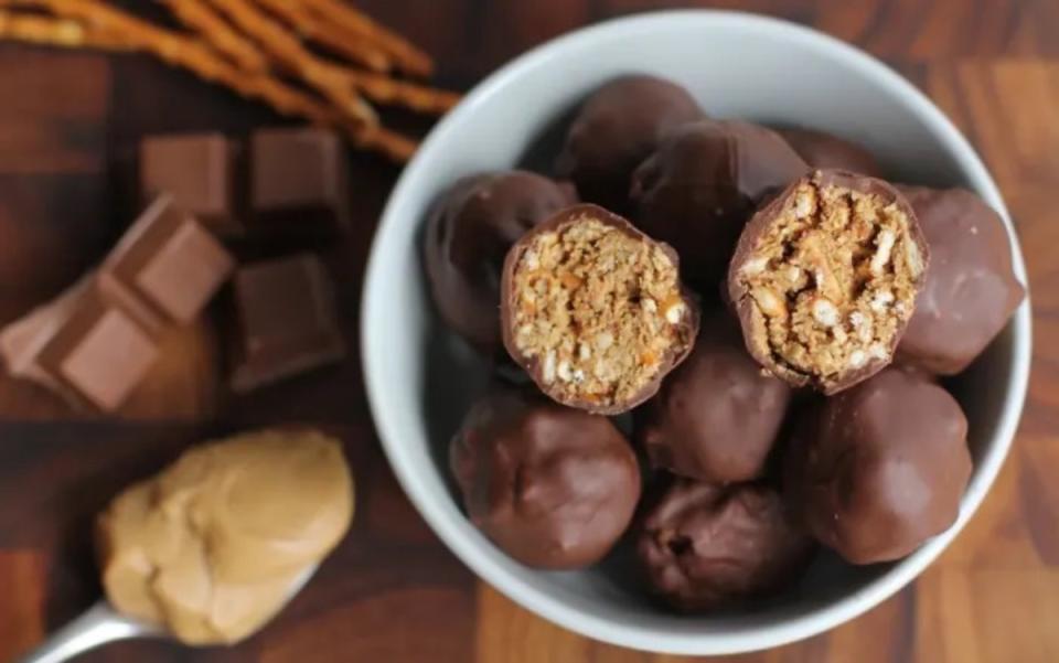 <p>Jessica Smith</p><p>A sweet and salty treat made with just five ingredients.</p><p><strong>Get the recipe: <a href="https://parade.com/58325/jessicasmith/make-peanut-butter-pretzel-bites-with-five-ingredients/" rel="nofollow noopener" target="_blank" data-ylk="slk:Peanut Butter Pretzel Bites;elm:context_link;itc:0;sec:content-canvas" class="link ">Peanut Butter Pretzel Bites</a></strong></p>