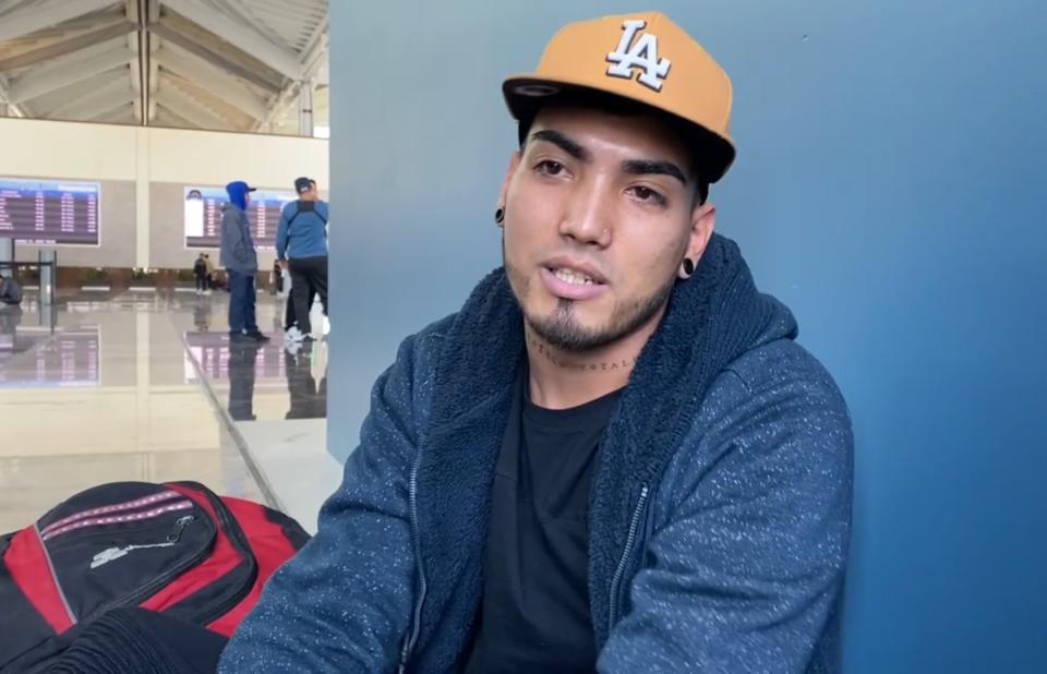 Jefferson Ontiveros, migrante venezolano, en el Aeropuerto Internacional Felipe Ángeles. (Albinson Linares)