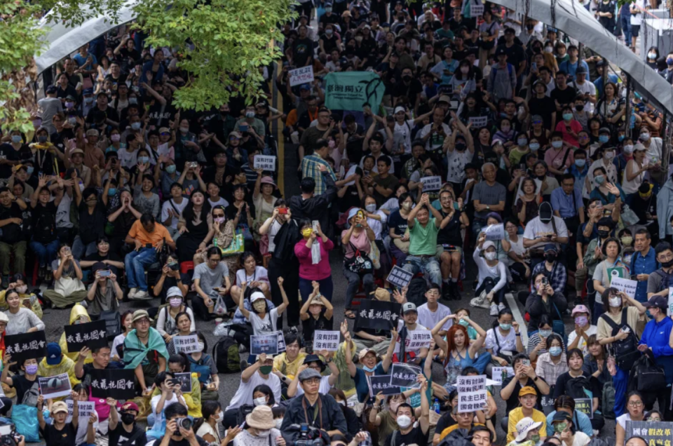 逾萬人冒雨包圍台灣立法院 在台港人聲援反擴權法案