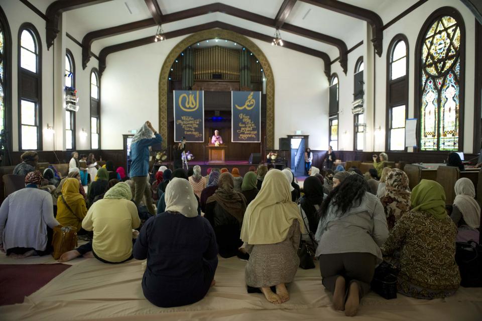 Muslim women kneel for the prayer service at the Women's Mosque of America in downtown Los Angeles, California January 30, 2015. The first mosque in the United States to be solely dedicated to women launched with a women-led prayer service. REUTERS/Lori Shepler (UNITED STATES)