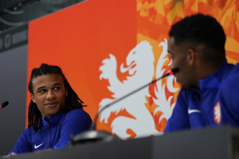 Nathan Aké y Jurrien Timber, en la conferencia de prensa de Países Bajos