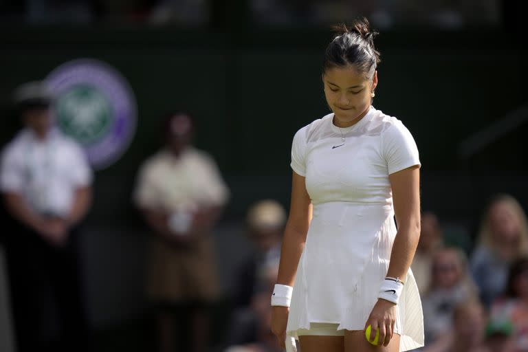 Emma Raducanu quedó eliminada en la segunda etapa de Wimbledon y entristeció a los británicos.