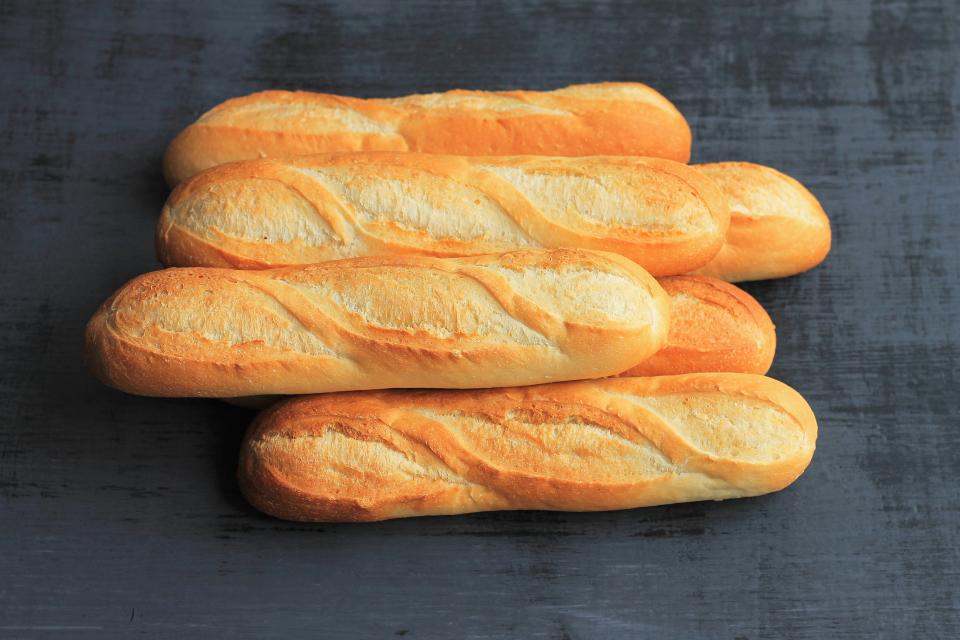 Tal como señala <a href="https://www.marthastewart.com/271861/good-thing-how-to-freeze-bread" rel="nofollow noopener" target="_blank" data-ylk="slk:Martha Stewart;elm:context_link;itc:0;sec:content-canvas" class="link ">Martha Stewart</a> en su web, debes congelar el pan lo más fresco posible. Si lo has hecho tú en casa, espera a que se enfríe antes de ponerlo en el congelador. La presentadora recomienda envolverlo en dos bolsas de plástico y sellarlo con cinta adhesiva. (Foto: Getty Creative)