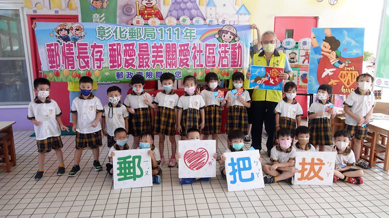 彰化郵局父親節明信片書寫　保進幼兒園傳遞感恩