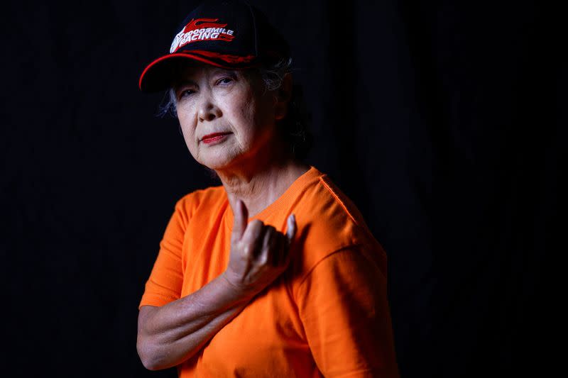 Saruwaka Kiyoshie, de 74 años, miembro del único club de breakdance de Japón formado por personas mayores Ara Style Senior, posa para un retrato tras una sesión de práctica en Tokio, Japón