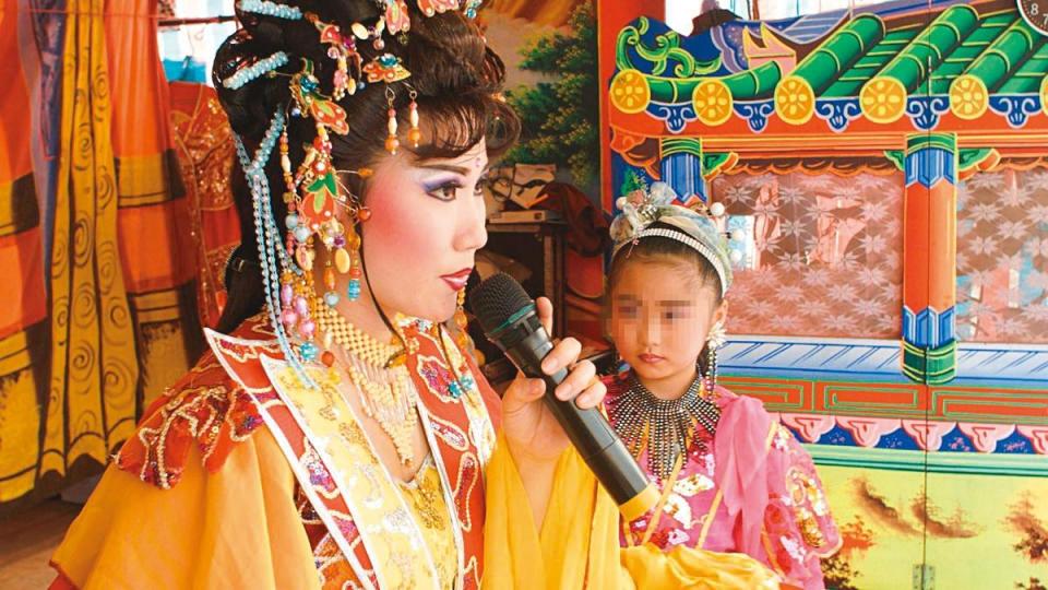 《神戲》記錄台灣首位越南新住民阮安妮（左）成為嘉義歌仔戲班當家花旦的故事，由賴麗君和彭家如共同執導。（翻攝自《神戲》粉絲專頁）