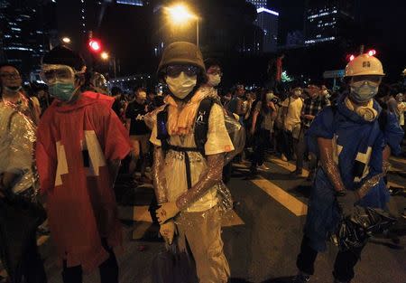 Student protesters fashion themselves in Kevlar helmets, goggles and masks against a possible confrontation with the police outside the government headquarters in Hong Kong September 27, 2014. REUTERS/Liau Chung-ren