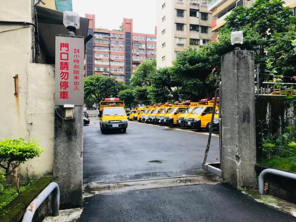 《圖說》台電台北市區處防颱緊急應變小組，各型搶修車輛52部隨時掌握各地供電狀況，嚴防強風豪雨可能帶來的災害。〈台電台北市區處提供〉