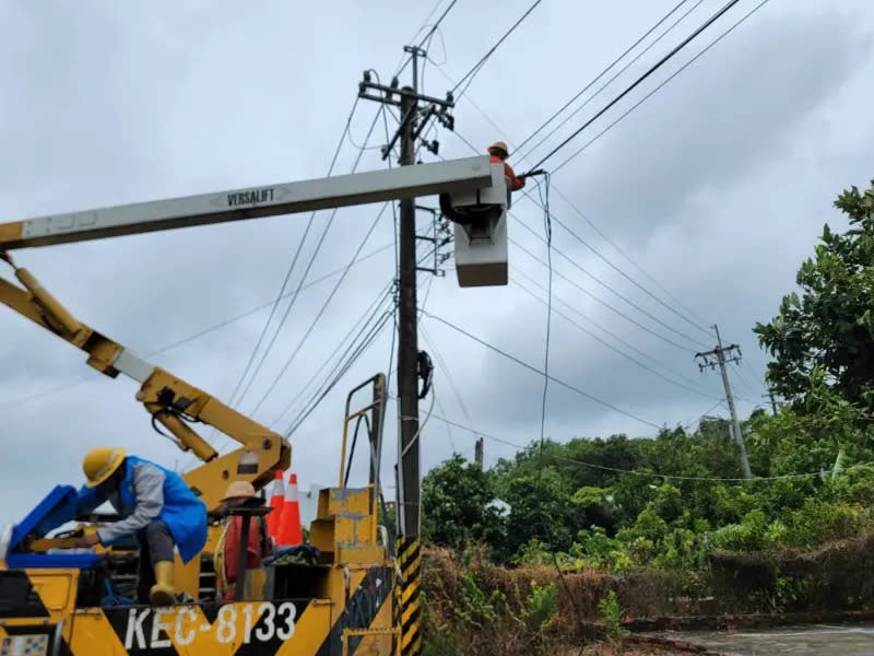 ▲海葵颱風襲台，陸續造成停電災情，電台統計，台電加速搶修，截至今（4）日上午9時止，全台仍有近4萬戶停電中。（圖／台電提供）