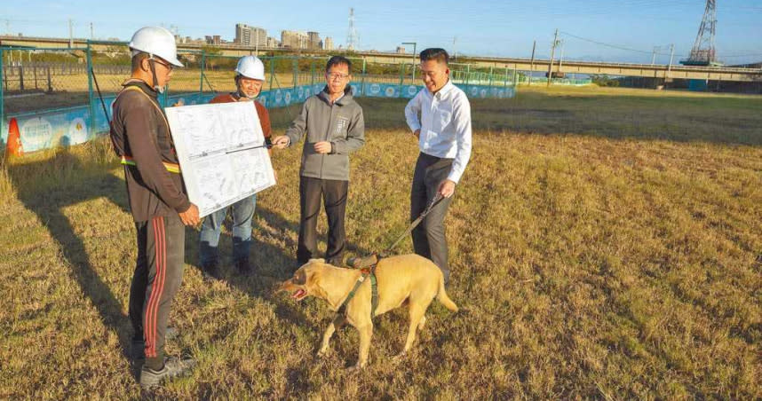 新竹市長林智堅（右）18日帶著市犬棕棕查看占地1.16公頃的狗狗祕境。（圖／中國時報陳育賢攝）