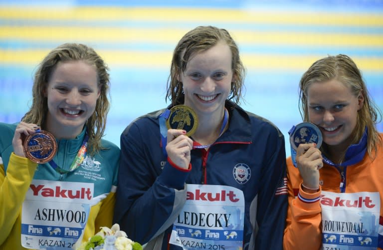 Netherlands' Sharon Van Rouwendaal (R), American Katie Ledecky (C) and Australia's Jessica Ashwood pose during the podium ceremony of the women's 400m freestyle swimming event at the 2015 FINA World Championships in Kazan on August 2, 2015