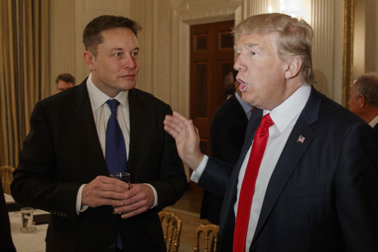 El presidente Donald Trump habla con el director general de Tesla y SpaceX, Elon Musk, en la Casa Blanca en Washington, el 3 de febrero de 2017. (Foto AP/Evan Vucci, Archivo)