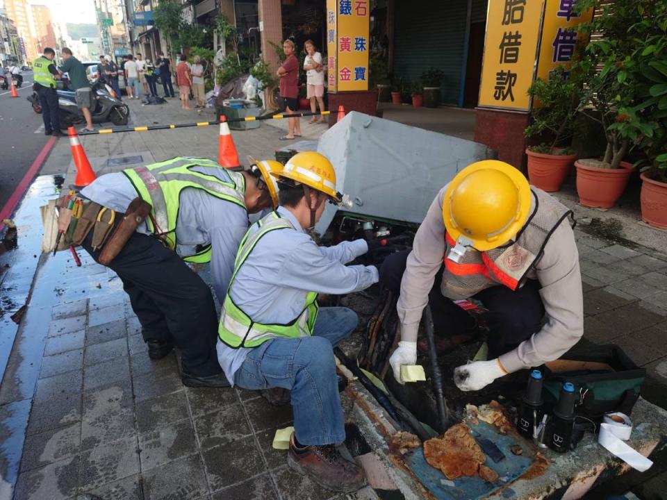 台電亭置式變壓器遭撞後造成附近826戶停電，台電緊急派員搶修。（圖：台電高雄區處提供）