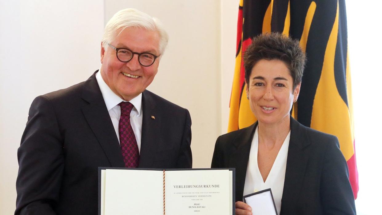 Bundespräsident Frank-Walter Steinmeier verlieh TV-Moderatorin Dunja Hayali das Bundesverdienstkreuz. Foto: Wolfgang Kumm