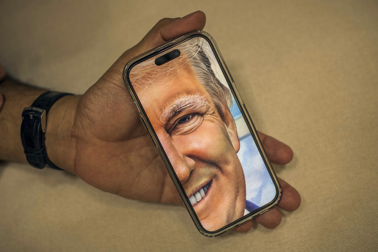 Francisco Antonio López Benavides, quien pintó un retrato del expresidente Donald Trump, mostraba un detalle del cuadro. (Daniele Volpe/The New York Times)