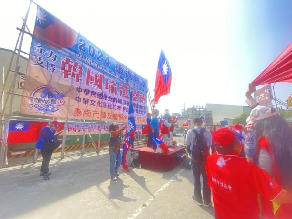 台南市韓友會豎立第一面大招牌，支持韓國瑜選總統。（記者張淑娟攝）