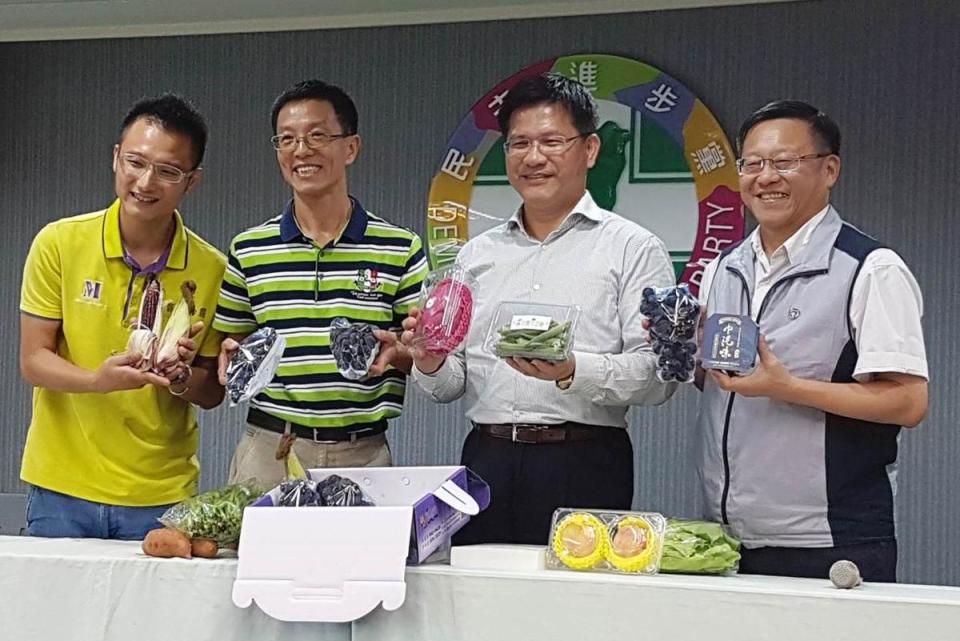 台中市長林佳龍（右2）今前往民進黨中執會報告「青年加農計畫」。（台中市政府提供）