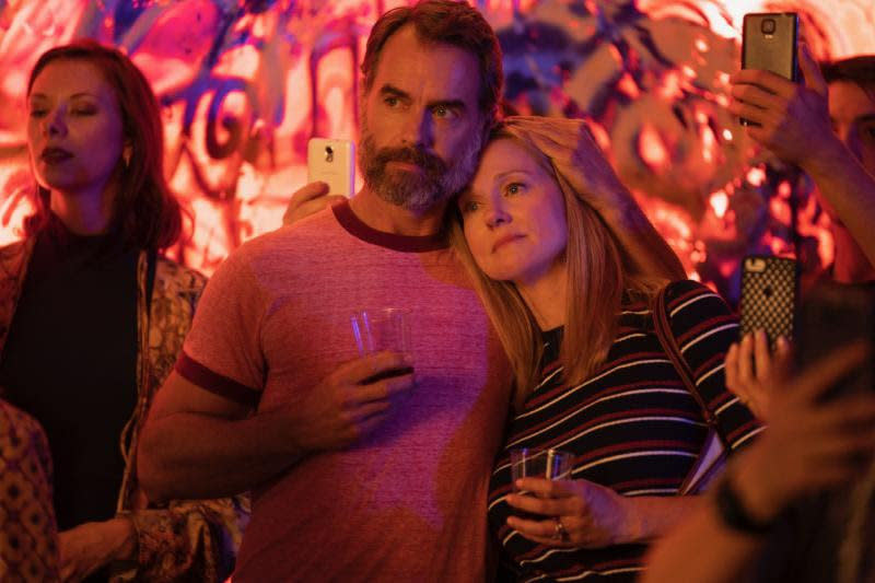 Mary Ann Singleton (Laura Linney, right) canoodles with gay pal&nbsp;Michael &ldquo;Mouse&rdquo; Tolliver (Murray Bartlett).&nbsp; (Photo: Netflix)