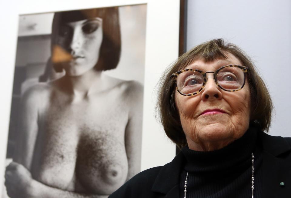 June Newton, viuda de Helmut Newton, junto a la muestra de la obra de su marido en la Helmut Newton Foundation de Berlin (Photo by Adam Berry/Getty Images)