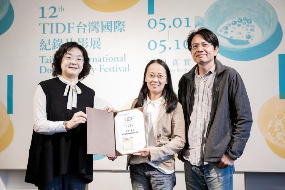 謝欣志（右起）與陳芝安2020年以《力爭》入圍台灣國際紀錄片影展台灣競賽單元，由文化部影視局局長徐宜君（左）頒發證書。  （TIDF提供）