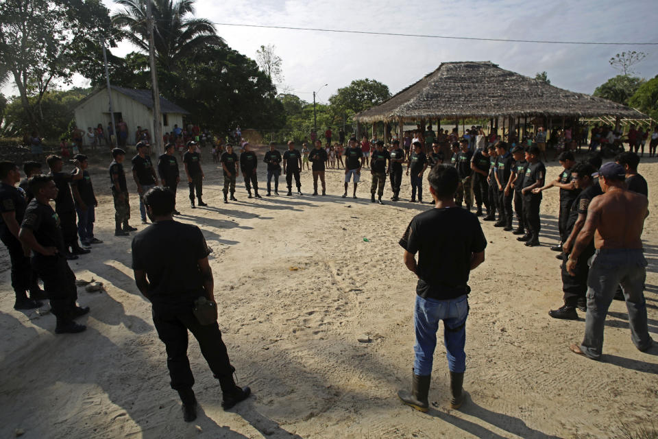 Decenas de indígenas teneteara reciben instrucciones antes de iniciar un patrullaje de sus tierras en el Alto Río Guama del estado brasileño de Pará el 8 de septiembre del 2020. Los indígenas resisten la invasión de sus tierras por parte de mineros y taladores ilegales, y de hacendados que quieren usar las tierras para la agricultura y la ganadería. (AP Photo/Eraldo Peres)