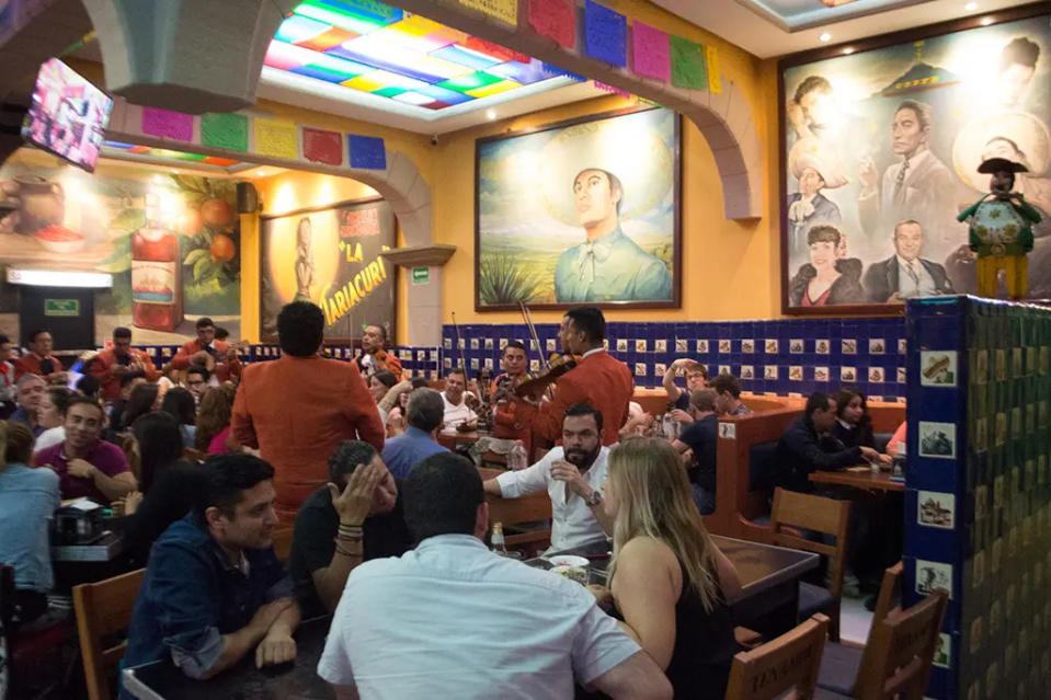 El Salón Tenampa es ideal para escuchar mariachis y comer en CDMX.