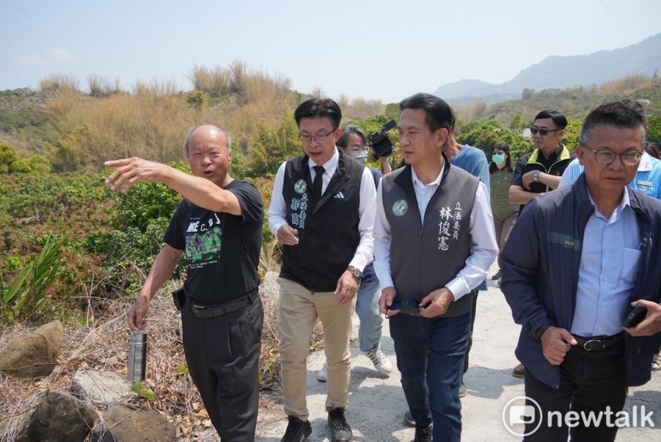 立委郭國文立委今日邀請立委林俊憲、農糧署副署長姚志旺、農會代表及果農，針對今年南部芒果產期遇焚風、溫差大，許多農民反映開花慢、結實率差的問題進行會勘。   圖：郭國文服務處提供