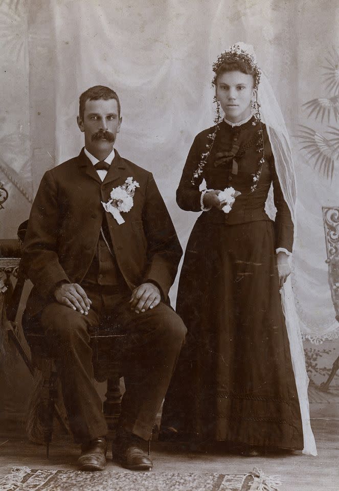 <p>La reina Victoria y el príncipe Albert popularizaron este estilo. Cuando se casaron en 1840, Victoria llevaba un vestido blanco. (Foto: Retrato nupcial vintage de la exhibición “Sí quiero, sí quiero”) </p>