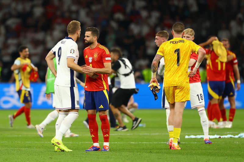 El delantero inglés Harry Kane es consolado por el español Nacho tras la final de la Eurocopa