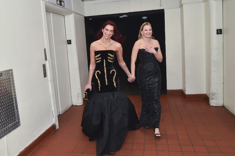 Por los pasillos del hotel, Dua Lipa y Elizabeth Banks se mostraron muy cómplices al ser fotografiadas por los paparazzi