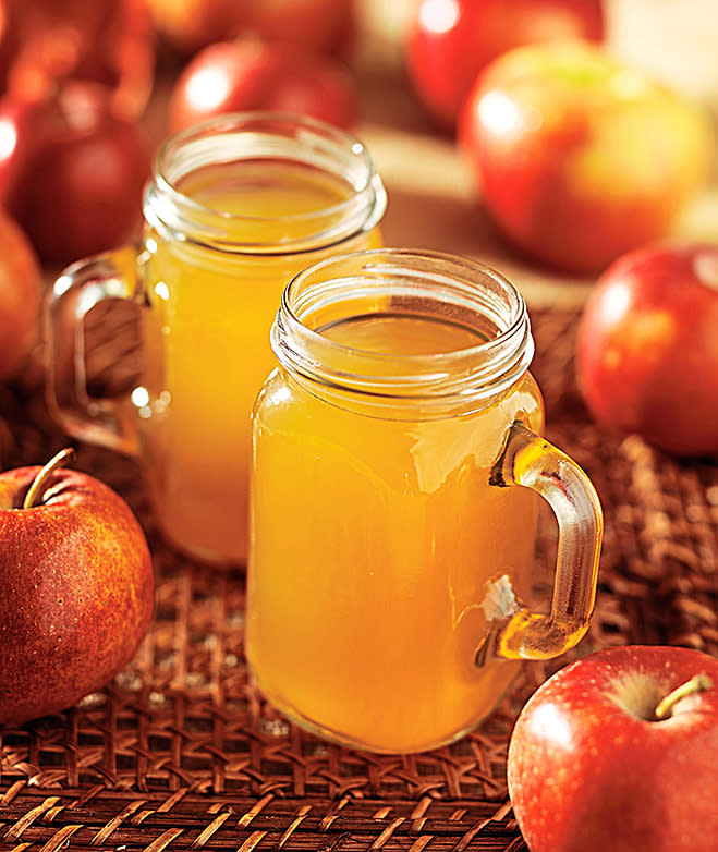 Fall Picnic Ideas: Warm Spiced Apple Cider in Mason jars