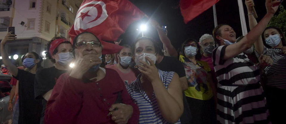 10 ans après la chute du régime de Ben Ali, une partie de la population a marqué son approbation de la décision du président Kais Saïed de s'appuyer sur l'article 80 de la Constitution pour s'octroyer le pouvoir exécutif et geler les travaux du Parlement dont les députés ont vu leur immunité levée. 
