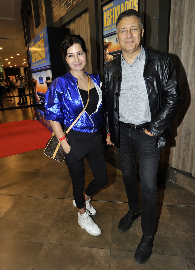 Rolando Graña, acompañado por su mujer, eligió un outfit informal de jean y camisa, con una campera de cuero que le sumó rock a su estilo