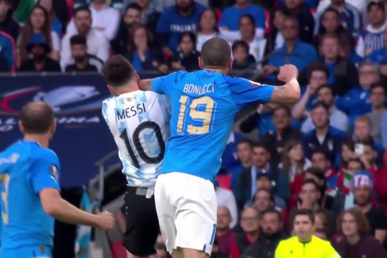 Leonardo Bonucci salta con el codo arriba e impacta en la cabeza de Lionel Messi; el defensor italiano será amonestado en la Finalissima entre la Argentina e Italia.