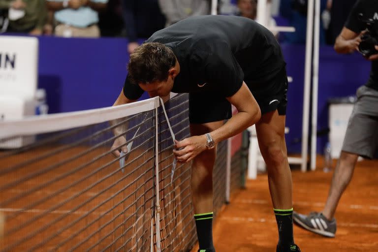 La última imagen que se vio de Juan Martín del Potro sobre una cancha de tenis hasta hoy: atando su vincha a la red después de caer ante Federico Delbonis en el ATP de Buenos Aires, en febrero de 2022