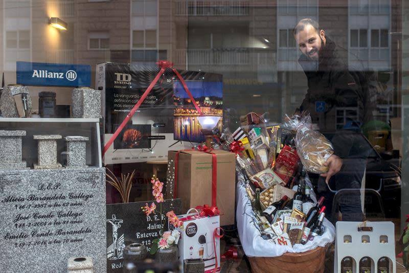 Esta cesta tan singular y valiosa está expuesta en el escaparate de la funeraria para animar a la gente a comprar un número para la rifa, que coincidirá con el sorteo de la Lotería de El Niño. (Foto: EFE)