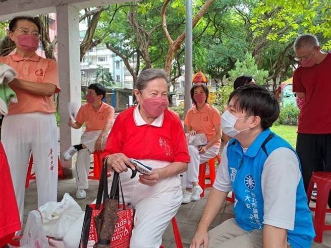 國民黨台北市議員參選人高揚凱是文山區的在地囝仔。（高揚凱競辦提供／游念育台北傳真）