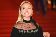 <p>De son côté, la jeune actrice s’est souvenue de cette période dans les colonnes de 20 minutes : "Là où c’était compliqué, c’est qu’elle vivait un divorce très médiatisé [avec Jean Dujardin, ndlr]. Même pour elle, c’était bien de partir, cela nous a fait beaucoup de bien. C’était plus une protection pour elle que pour moi. Mais c’était aussi bien pour moi, j’y ai appris l’anglais, j’ai vécu une expérience formidable, et j’avais mes deux meilleures amies là-bas, donc on s’est sentis comme à la maison rapidement".</p> 