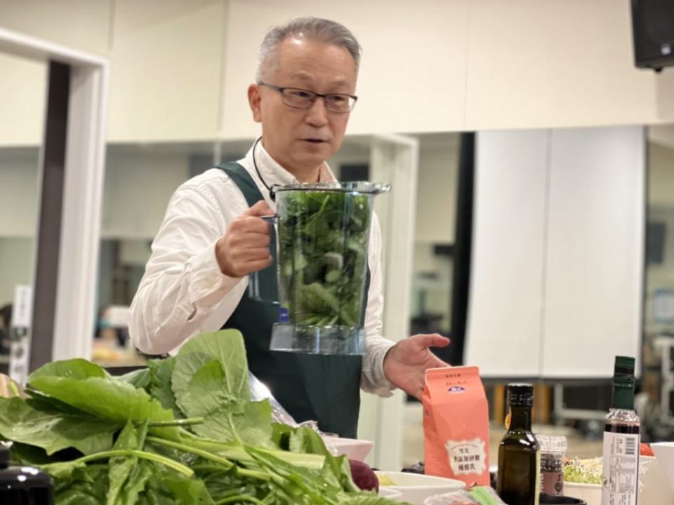 北醫大教授韓柏檉示範養生蔬果汁。（記者曾芳蘭攝）