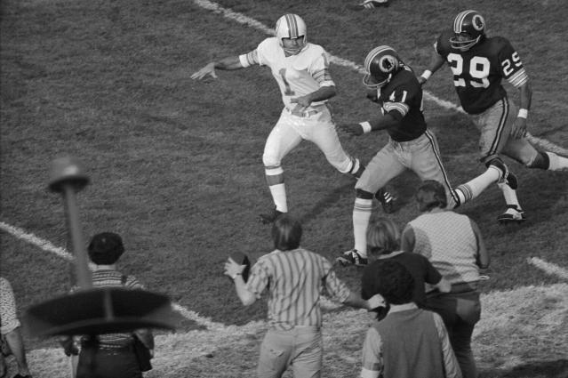 President Obama Welcomes 1973 Super Bowl Champion Miami Dolphins to the  White House