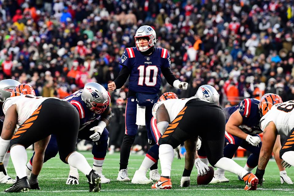 New England quarterback Mac Jones (10) changes a play at the line of scrimmage during the second half of Saturday's game against Cincinnati.