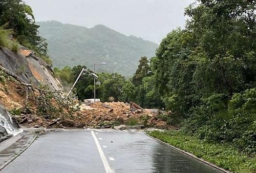 北潭路近北潭凹一段路被塌下山泥阻塞。(西貢1,2號專線小巴有限公司fb圖)